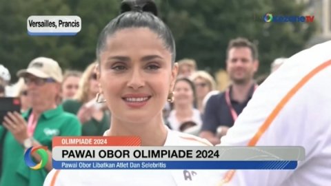 Aktris Salma Hayek Bawa Obor Olimpiade Paris&nbsp;2024